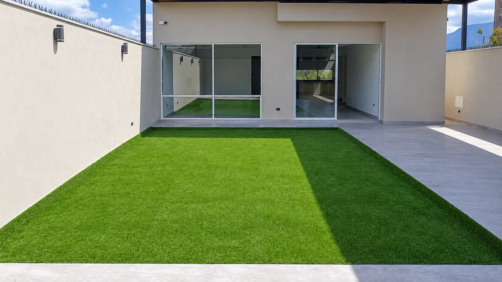 Patio residencial renovado con pasto sintético